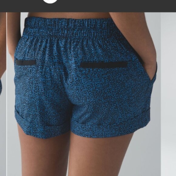 Lululemon Spring Break Away Short II Bubbles Pipe Dream Blue Black - Picture 3 of 7